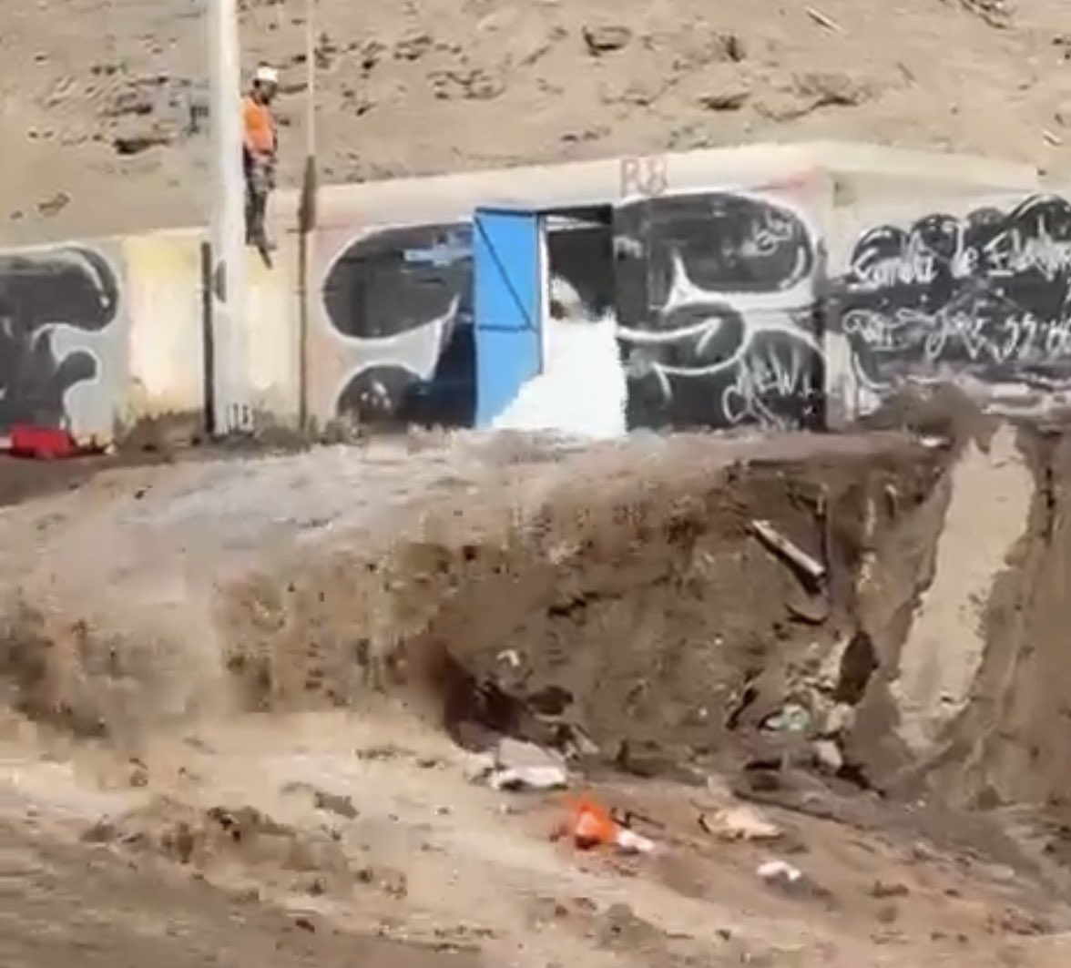 AutopistaAntofa's tweet photo. ⚠️ ALERTA RUTA 26 | Aguas Antofagasta reporta rotura de línea de aducción en el tramo km 7-8 (Bajada Salvador Allende). 

El agua alcanzó la calzada en algunos sectores de nuestra concesión.

Personal en terreno. Se recomienda extremar precaución al circular por el sector.

#Ruta26 #Antofagasta #AlertaVial
