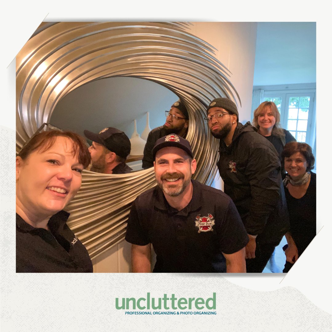 unclutterednw's tweet image. Check out our amazing team—I have to admit, we're a good-looking bunch! Just check out those beaming smiles and happy faces. There's nothing like putting in hard work with people you genuinely enjoy!

#uncluttered #photoorganizer #professionalmovers #homeorganizer #bellevue