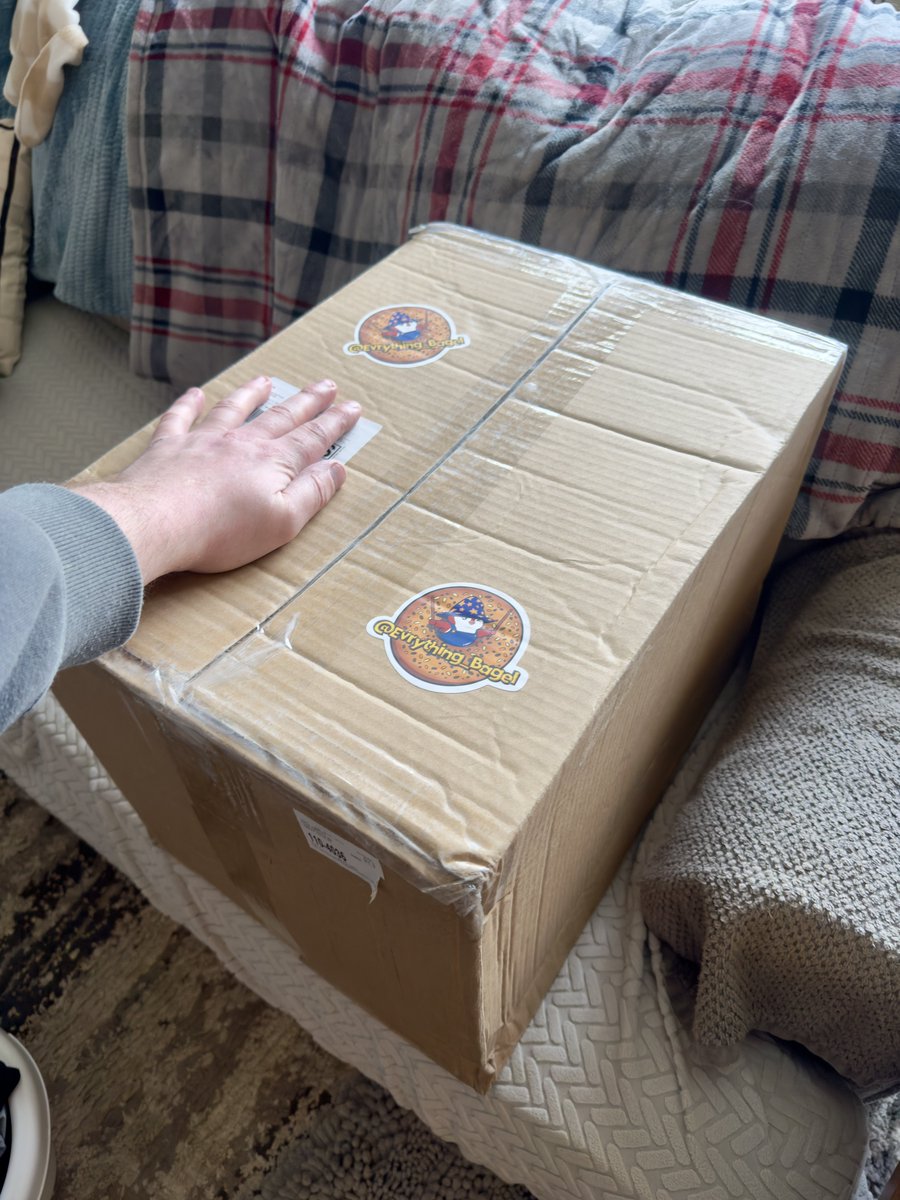 GoldenG8TradeCo's tweet photo. OMG MY PUDGY Fam and @AbstractChain Fam…
GUESS WHAAAAT JUST LANDED FROM @Evrything_Bagel 😱😱 GOLDFEATHERS IS HEREEEE!!! Straight fire collectible from @pudgypenguins 🐧💛 MANNNN I’M PENGU-PUMPED AF 🔥🔥 👀✨ #PudgyPenguins #GoldFeathers #LetsGoOOO 
Definitely taking a video of the opening!