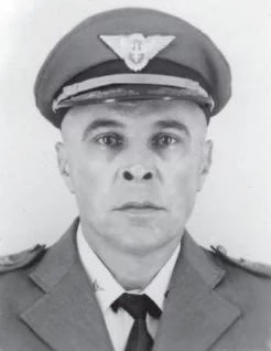 historia_pensar's tweet photo. Há 104 anos, em 31 de março de 1922, nascia Alfeu de Alcântara Monteiro, aviador e tenente-coronel da Força Aérea Brasileira (FAB).

Alinhado aos setores nacionalistas e progressistas das Forças Armadas, Alfeu se destacou por seu papel central durante a Campanha da Legalidade, o movimento político que garantiu a posse de João Goulart.

Alfeu foi responsável por comandar a insurreição dos oficiais legalistas na Base Aérea de Canoas. Desobedecendo às ordens do alfo oficialato, ele rendeu seu superior e desarmou os caças da Força Aérea, impedindo que a cidade de Porto Alegre fosse bombardeada pelos golpistas.

Após o golpe de 1964, Alfeu ainda liderou a criação de uma patrulha armada para garantir a segurança de Goulart. Ele foi executado a tiros três dias depois da quartelada, tornando-se a o primeiro militar a ser assassinado pela ditadura.

Alfeu de Alcântara Monteiro é o tema do artigo de hoje para o @operamundi. Confira o texto no link:

https://t.co/9ysUPpNb7X