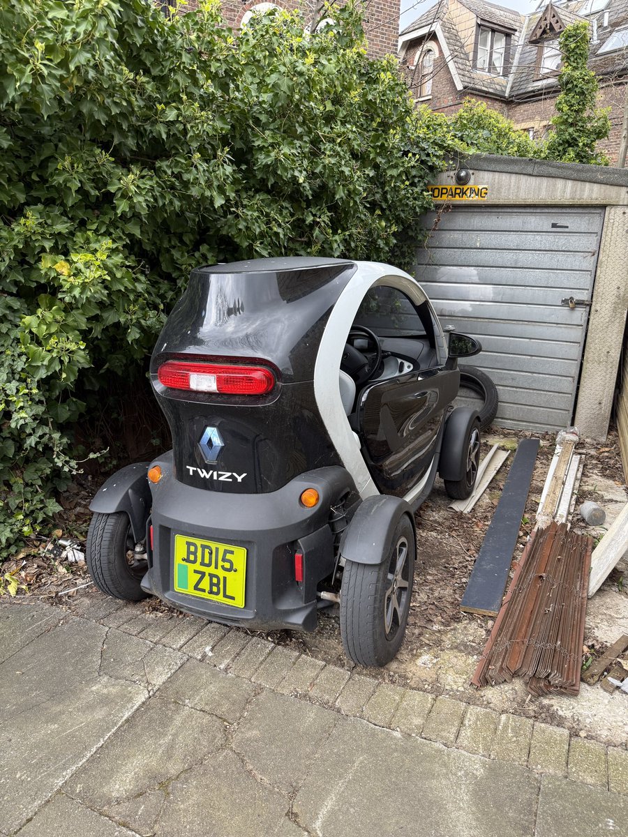 YTimesMotoring's tweet image. London life. The perfect runaround? 

These are such fun!

@renault_uk 
#renault