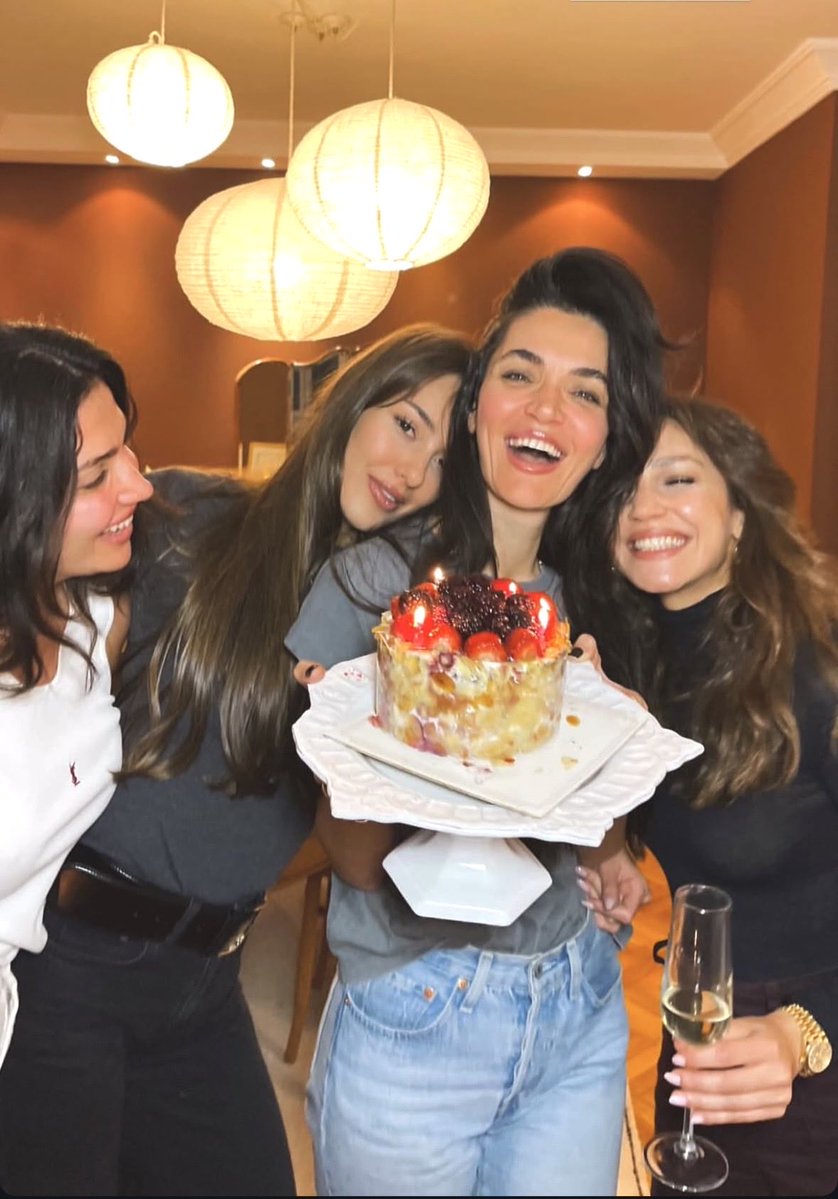 Esoş 🌚 tweet media