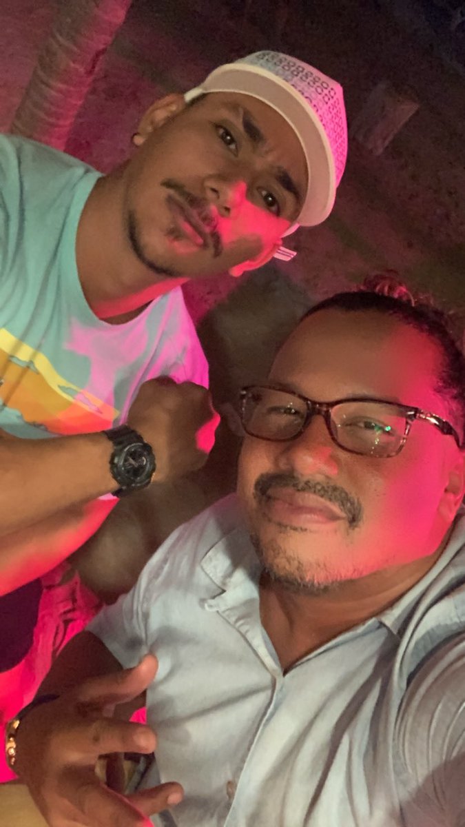 barnabyishere's tweet image. Same hat and glasses+Different days🧢🎩
#Eyewear #Face #FrontView #Glasses #Happiness #Headphones #Headshot #Indoors #LeisureActivity #barnabyishere✨ #Glasses🌺