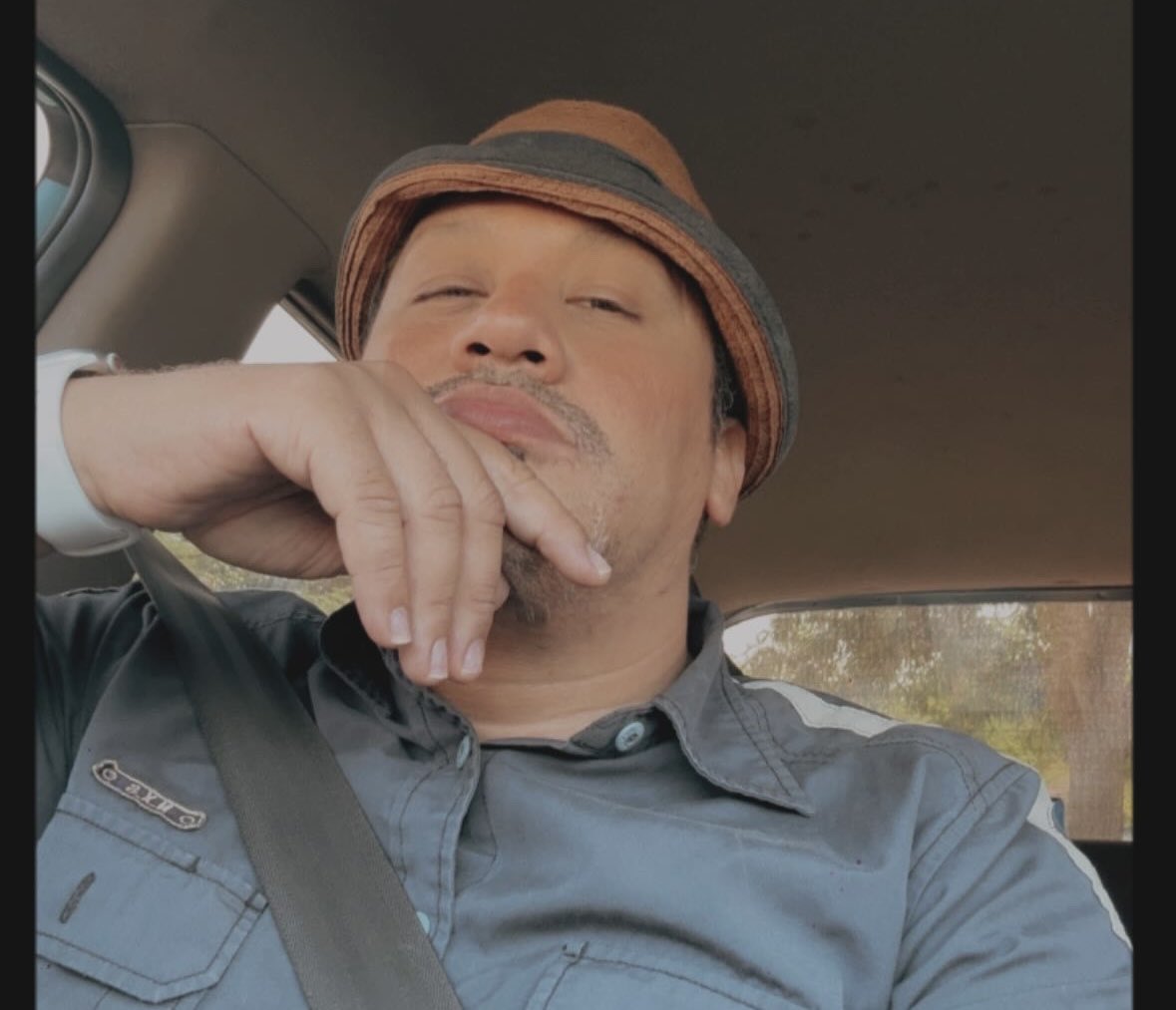 barnabyishere's tweet image. Same hat and glasses+Different days🧢🎩
#Eyewear #Face #FrontView #Glasses #Happiness #Headphones #Headshot #Indoors #LeisureActivity #barnabyishere✨ #Glasses🌺