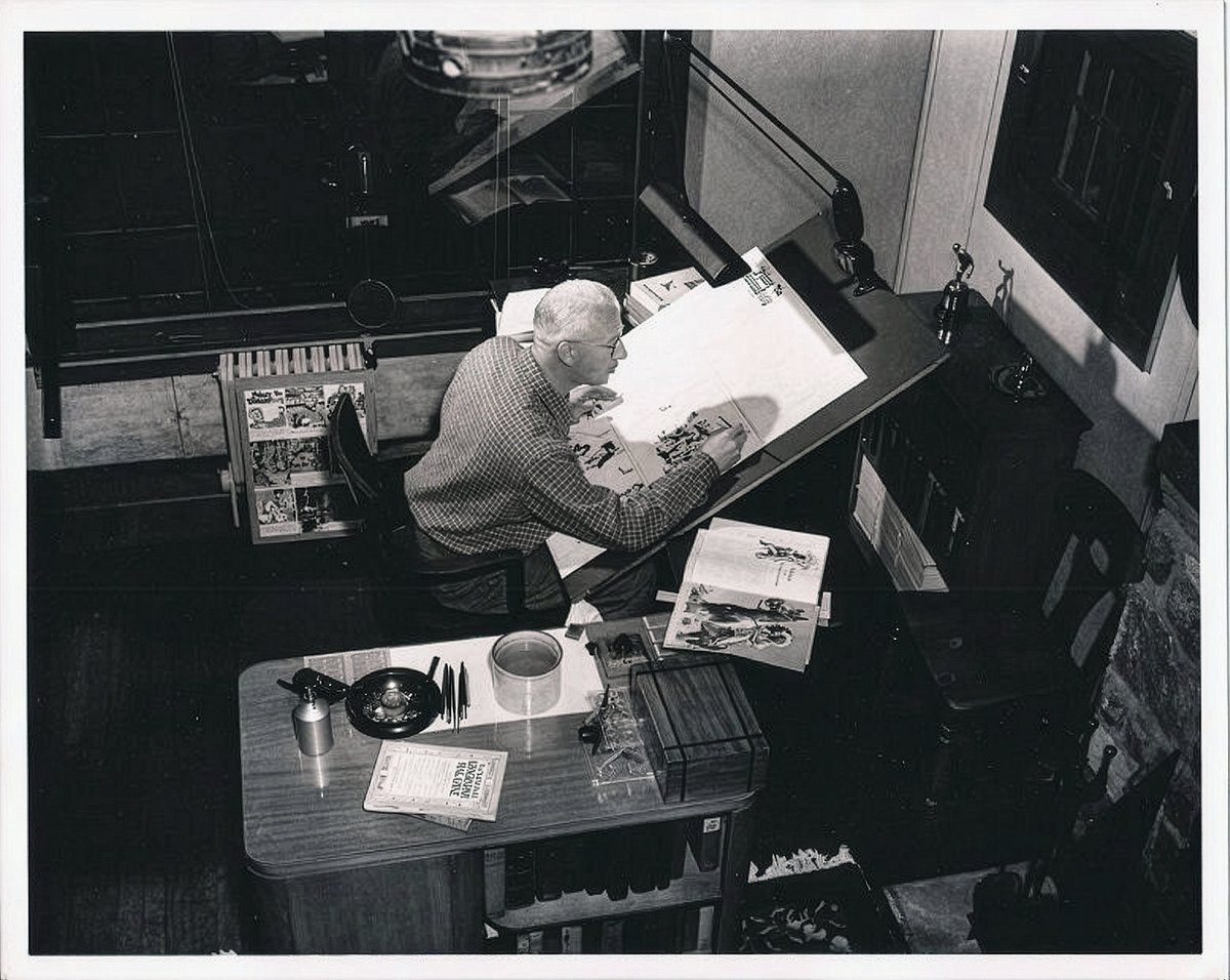 Fotosdecomics's tweet photo. Hal Foster trabajando en su estudio de Connecticut. https://t.co/4rUjhDTMBD