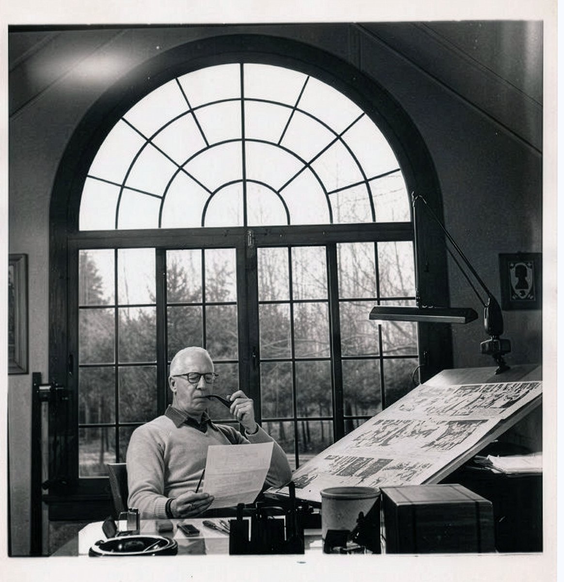 Fotosdecomics's tweet photo. Hal Foster trabajando en su estudio de Connecticut. https://t.co/4rUjhDTMBD