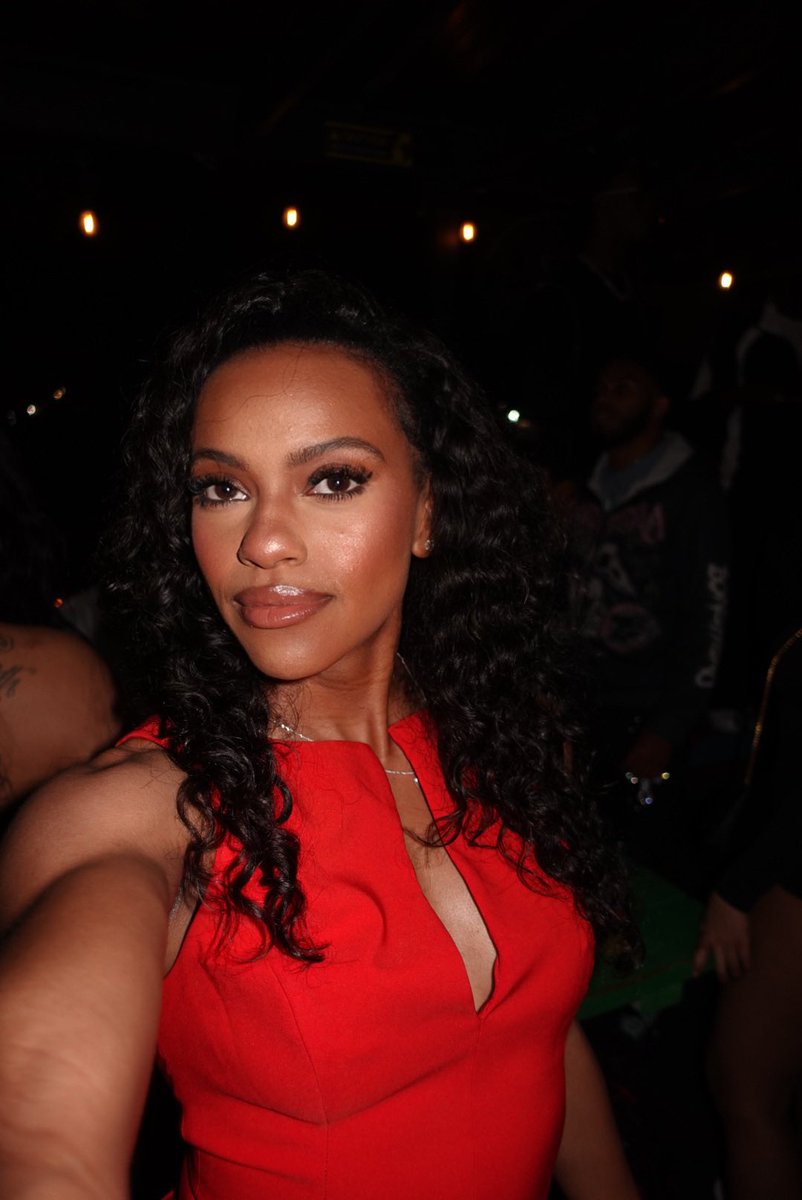 Roses are red. ♥️