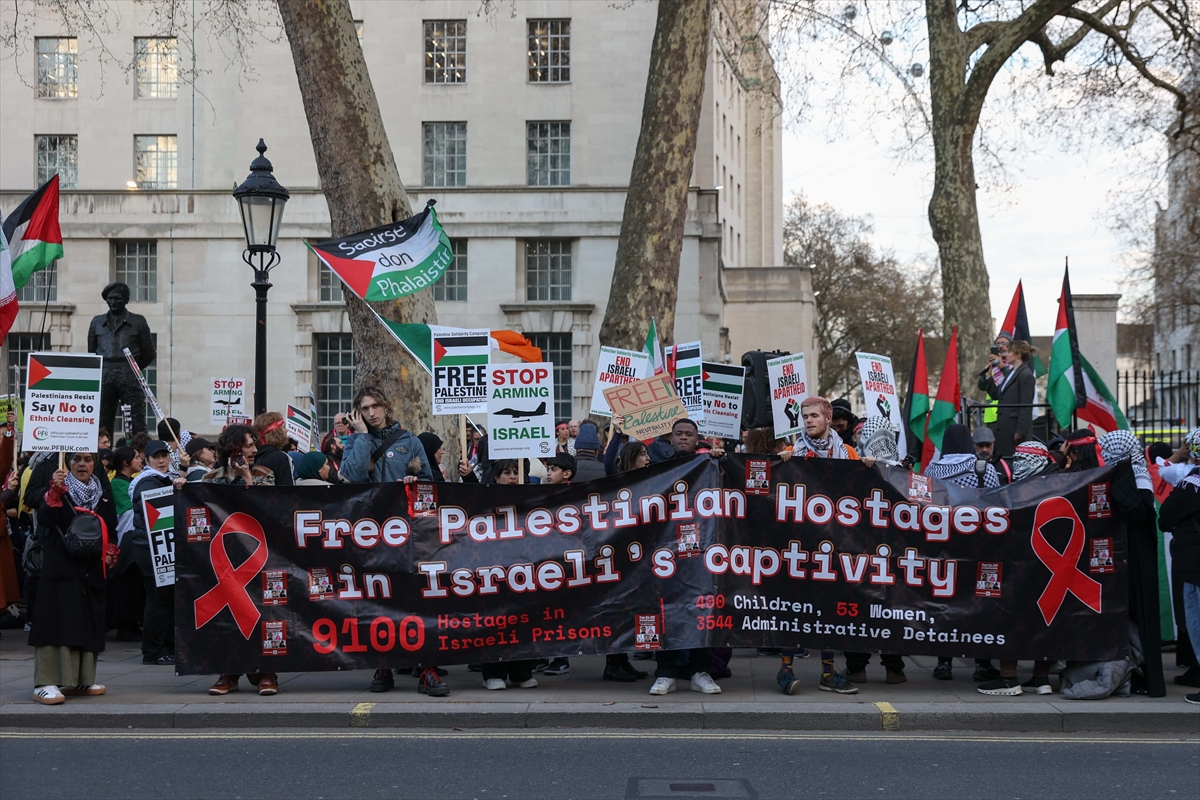 Dogruhaber's tweet photo. Londra'da İşgalcilerin "idam yasasına" karşı protesto

📌 İngiltere’nin başkenti Londra’da, Filistin’e destek veren grupların çağrısıyla İşgalci Siyonistlerin Filistinli tutuklulara idam cezası uygulanmasını öngören yasa tasarısına karşı protesto düzenlendi. https://t.co/PVNCczrzOb