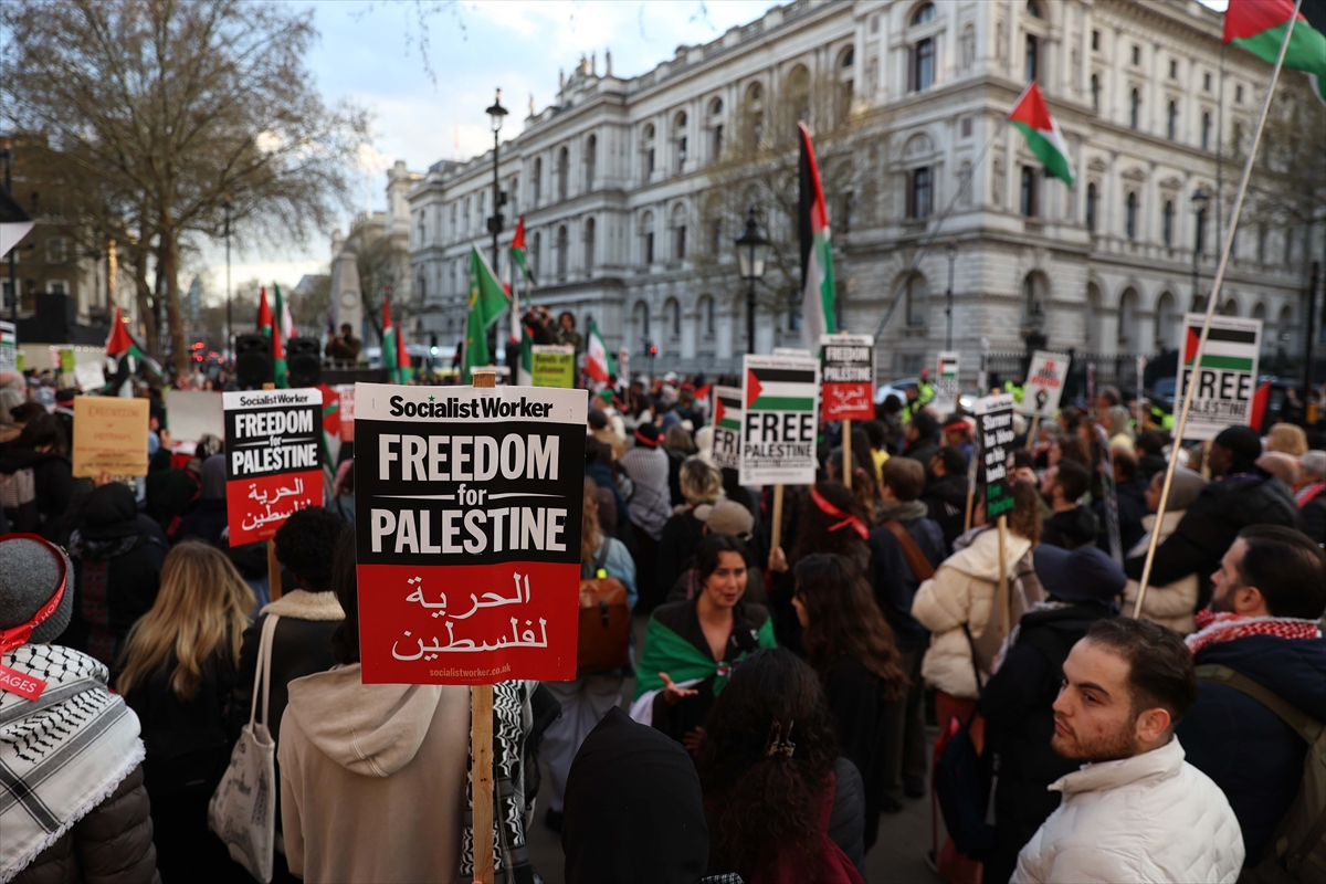 Dogruhaber's tweet photo. Londra'da İşgalcilerin "idam yasasına" karşı protesto

📌 İngiltere’nin başkenti Londra’da, Filistin’e destek veren grupların çağrısıyla İşgalci Siyonistlerin Filistinli tutuklulara idam cezası uygulanmasını öngören yasa tasarısına karşı protesto düzenlendi. https://t.co/PVNCczrzOb
