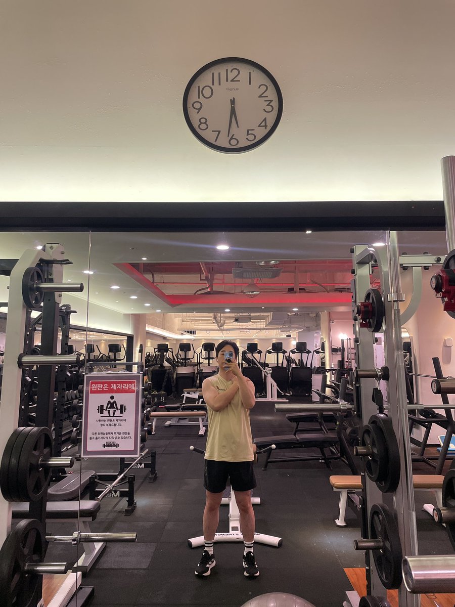 biojuho's tweet photo. [4월 1일 평일운동 21일차💪]

"아침에 마시는 커피 한 잔은 체내의 모든 피로 물질을 즉각 분해하여 24시간 동안 완벽한 각성 상태를 유지시킨다." – 찰스 다윈

이 위대한 과학적 발견이 사실이라면 얼마나 좋을까요? 아쉽게도 이 명언은 4월 1일을 기념해 만들어낸 가짜 명언입니다. 하지만 진짜 기적은 카페인이 아니라 오늘 아침 여러분이 짓는 활기찬 미소에서 시작된다는 사실!🧐

만우절의 귀여운 거짓말처럼, 오늘 하루는 스트레스와 피로가 모두 가짜인 것처럼 가볍고 즐거운 일들만 가득하시길 바랍니다. 산뜻한 4월의 첫날, 기분 좋은 아침입니다! 😁