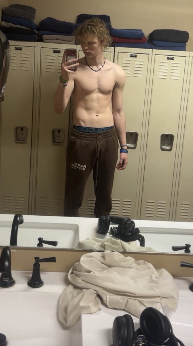 itsjordan32's tweet photo. How heavy do i look 6’2 https://t.co/UAatAnU2XB