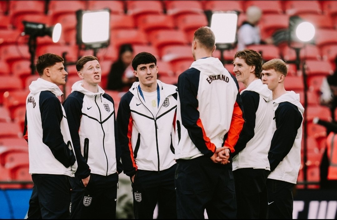 Regista10_'s tweet photo. Class photo tbf. But fuckin crime Ando isn't playing for the same club. #nufc https://t.co/wjOxD1lZGJ