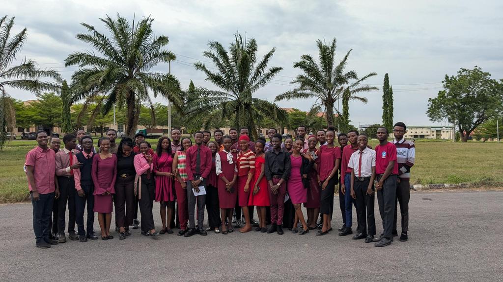DVM_2027's tweet photo. AVMS Week Day 2 
My classmates showed up in beautiful wine-colored outfits today😍😍. https://t.co/qMBsqVnzDW