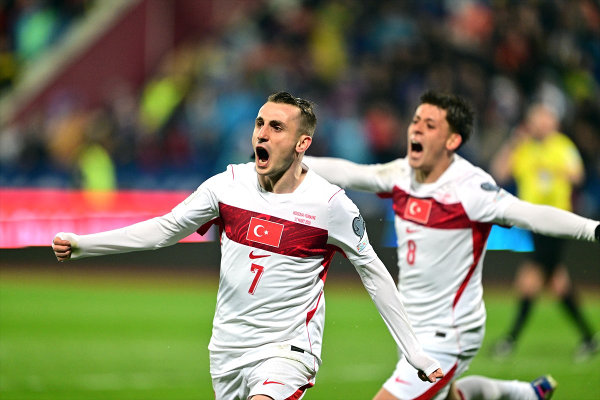 TurkseMedia's tweet image. Turkije na 24 jaar naar WK!

Het Turkse elftal heeft zich na lange tijd geplaatst voor het WK in de Verenigde Staten, Canada en Mexico. In de finale van de play-offs werd Kosovo met 0-1 verslagen dankzij een doelpunt van Kerem Aktürkoğlu kort na rust. 

#Turkije #WK2026 #Türkiye