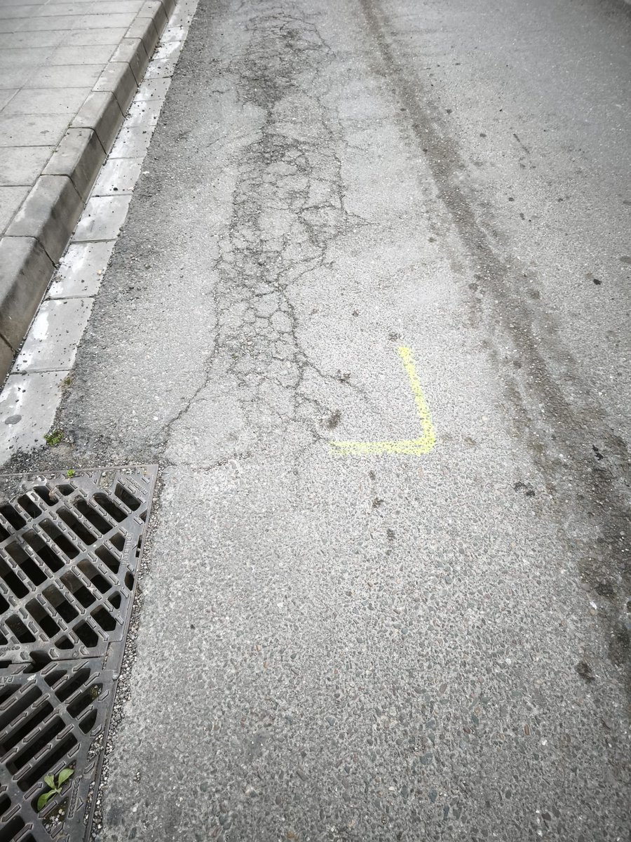 MairenaDecide's tweet photo. Calle Ávila #mairenadelaljarafe
¿Hasta cuándo ponemos en peligro a nuestros vecinos y vecinas?. #plandebarrio #mantenimientocero #calzada https://t.co/r1f23Fl8Yx