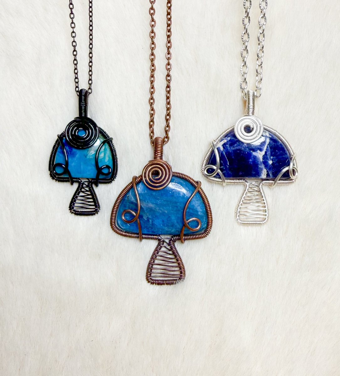 mildhippie's tweet photo. azurite, apatite &amp; sodalite mushroom pendants for the sea fairies 🧚‍♀️🍄

“Celestial Sea” collection coming to my shop Thursday 4/02 at 8pm eastern time 🧜🏻‍♀️🌊🌟 https://t.co/PnFn0E0sSH