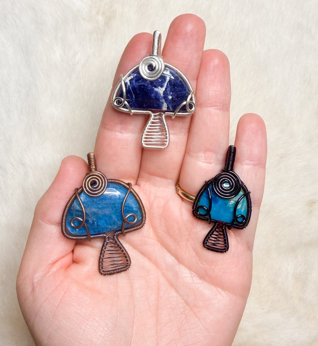 mildhippie's tweet photo. azurite, apatite &amp; sodalite mushroom pendants for the sea fairies 🧚‍♀️🍄

“Celestial Sea” collection coming to my shop Thursday 4/02 at 8pm eastern time 🧜🏻‍♀️🌊🌟 https://t.co/PnFn0E0sSH