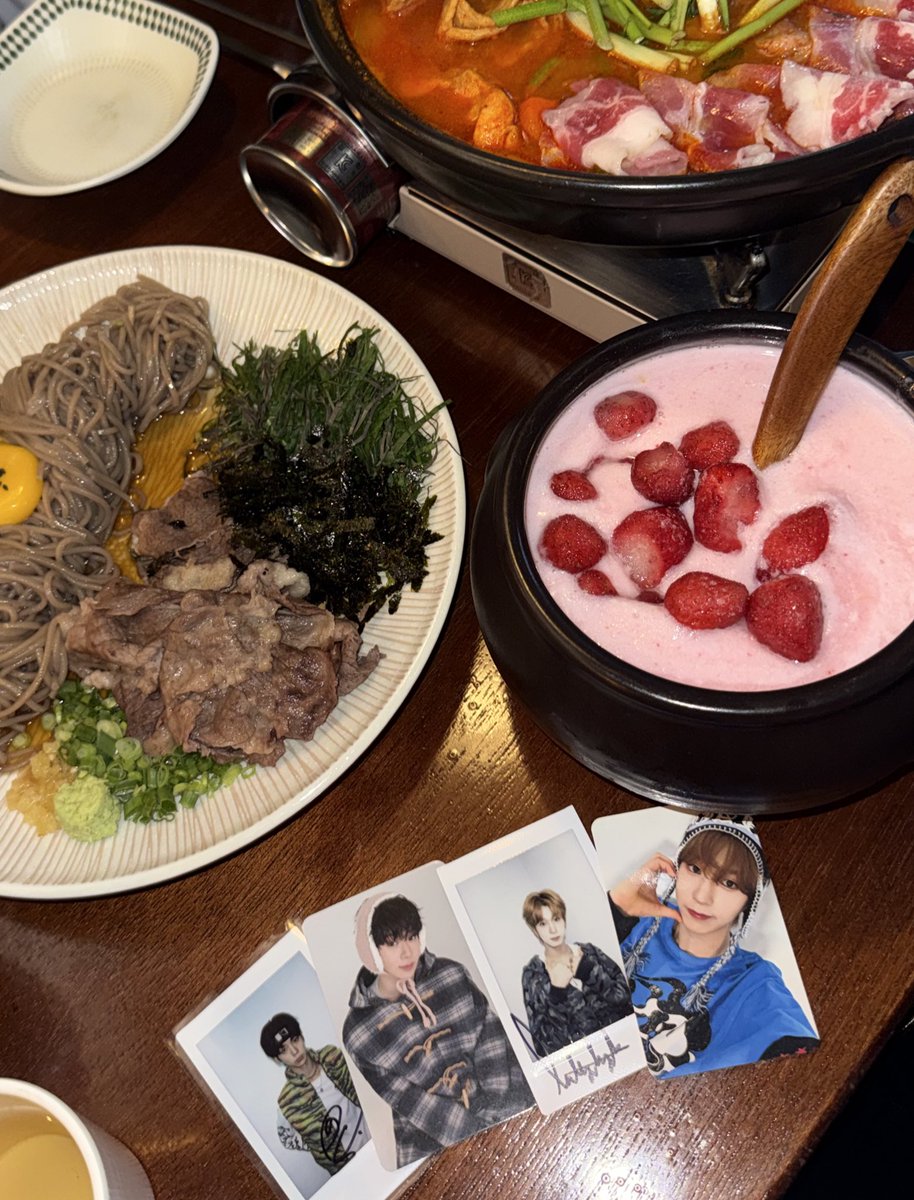 ෆ ໒꒱ tweet media