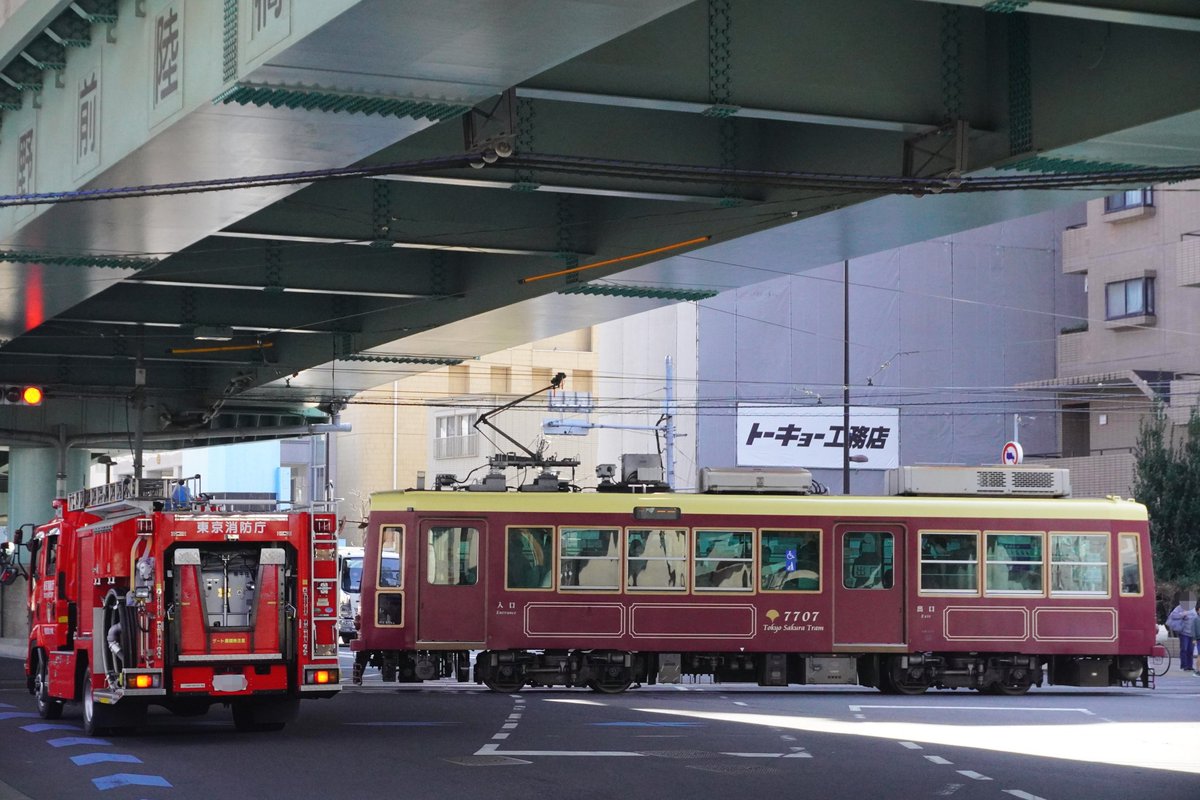 masashiz2's tweet image. おはようございます！(:D)┓
【飛鳥山停留場】東京さくらトラム(都営荒川線) レトロ車両9000形：飛鳥山の桜
【学習院下停留場 付近】東京さくらトラム8900形S&amp;amp;Bカレー広告：神田川の桜
【熊野前陸橋】東京さくらトラム7700形：消防車が通過待ち
【赤羽駅】りんかい線71-000形：ほぼ都営の第三セクター