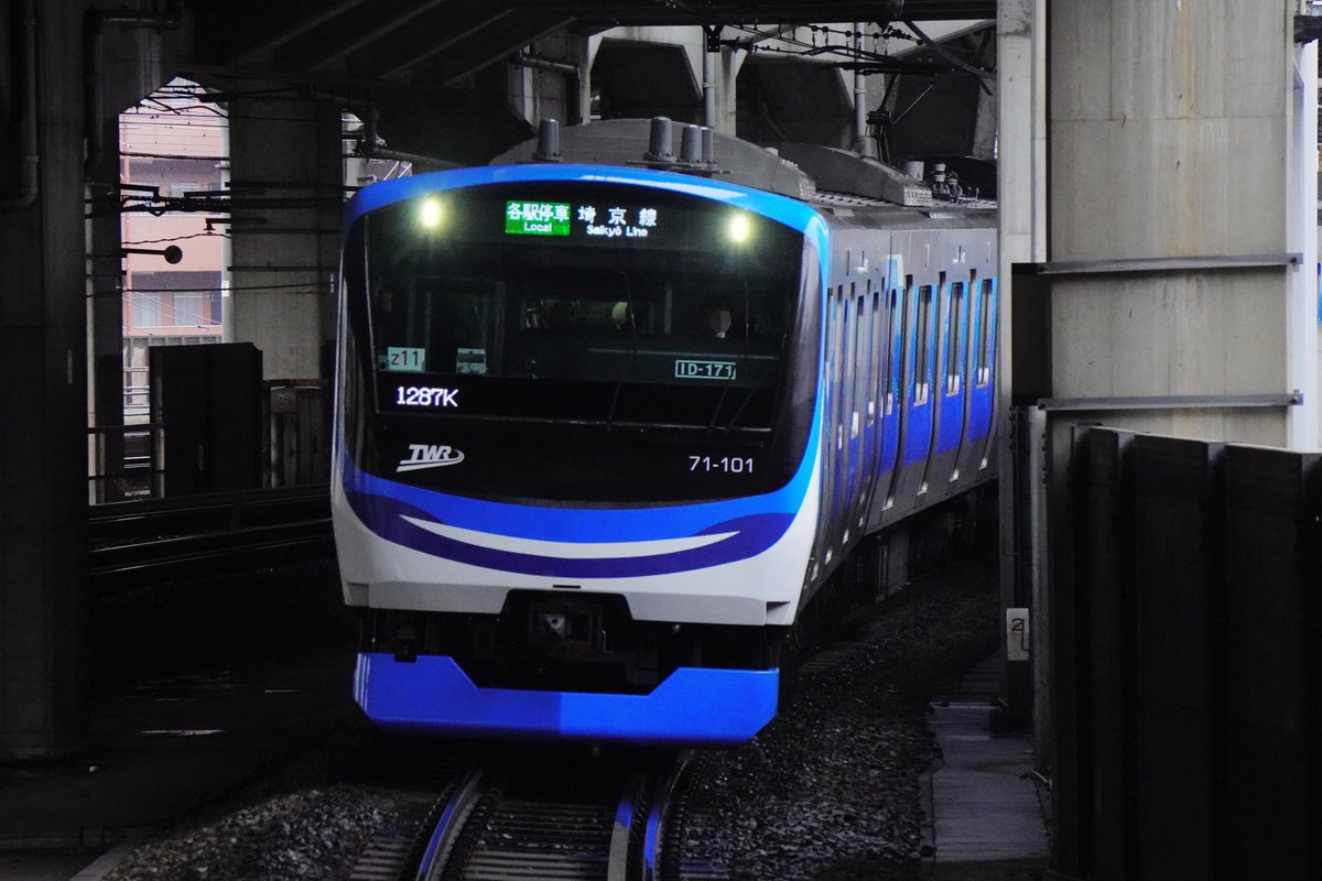 masashiz2's tweet image. おはようございます！(:D)┓
【飛鳥山停留場】東京さくらトラム(都営荒川線) レトロ車両9000形：飛鳥山の桜
【学習院下停留場 付近】東京さくらトラム8900形S&amp;amp;Bカレー広告：神田川の桜
【熊野前陸橋】東京さくらトラム7700形：消防車が通過待ち
【赤羽駅】りんかい線71-000形：ほぼ都営の第三セクター