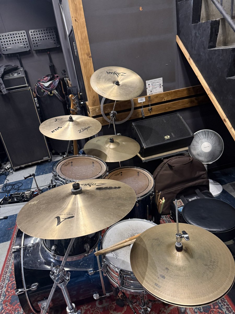 Drummer_MIKOTO's tweet photo. あっ、今日から4月じゃん！
新年度じゃん！
エイプリルフールじゃん！
何か言わなきゃじゃん！
どーしよー
#4月 #エイプリルフール #新年度 #ドラマー https://t.co/Av1Mx5cFjJ
