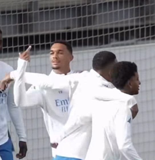 𝗞𝗶𝗻𝘇🦇 tweet media