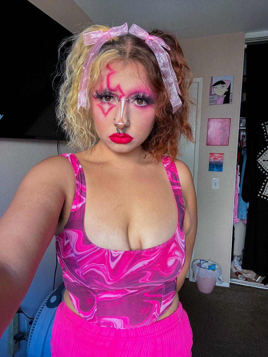 Senia (they/them) tweet media