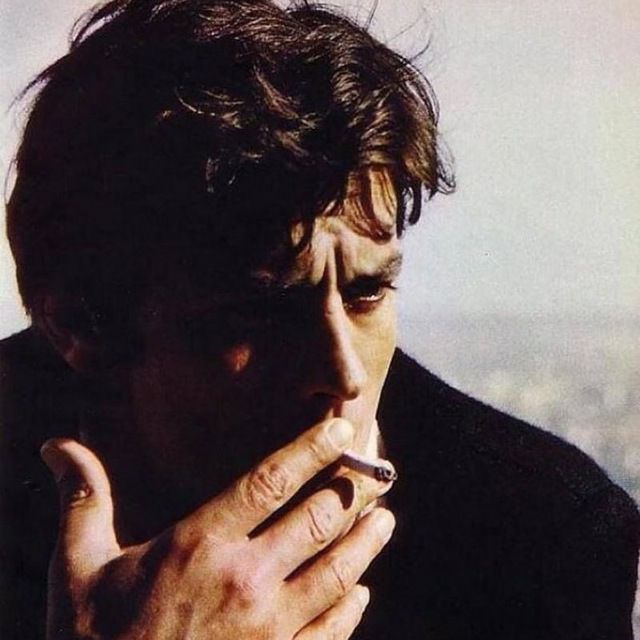 تجُر الإبرةُ الخيط. ظناً منه أنها تشُق له طريقاً للعبور   
ليكتشف مؤخراً أنها كانت تُقيدة..