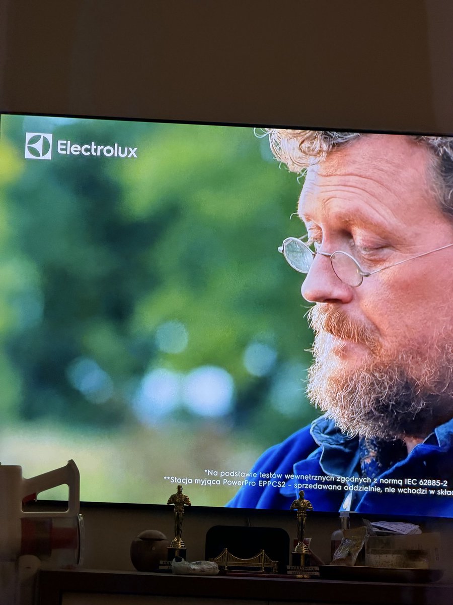bartosz_graczyk's tweet photo. Nie wiem czy to genialna czy beznadziejna reklama, ale po meczu #swepol Electrolux wykupił reklamę w której lektor mówi „Szwedzi ze wszystkim sobie radzą”, czy jakoś tak xD. Sami oceńcie czy to dobra reklama na taki moment. https://t.co/fGJtEZ1kcA