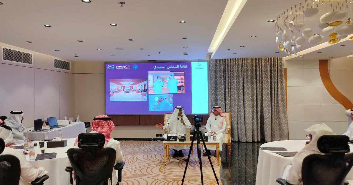 Noblecul11's tweet photo. في ليلة ثقافية استثنائية حملت في تفاصيلها مزيجًا من الفكر والجمال والحوار العميق، أقام #صالون_نُبل_الثقافي ضمن مبادرة #الشريك_الأدبي  وبرعاية #إثنينة_الذييب ، لقاءً نوعيًا بعنوان #ديوانية_القلم_الذهبي ومستقبل الأدب السعودي»، في حضور لافت من المهتمين بالشأن الأدبي والثقافي.

وقدّم اللقاء الأستاذ سهم الدعجاني، الذي استعرض خلال محاضرته تجربة «ديوانية القلم الذهبي» بوصفها إحدى المبادرات الثقافية المؤثرة في الحراك الأدبي السعودي، مؤكدًا دورها في خلق مساحات حوارية حيّة تجمع بين الأدباء والمثقفين، وتفتح آفاقًا جديدة للتعبير والإبداع.

وتناول الدعجاني النشأة التاريخية للمنتديات الأدبية عربيًا ومحليًا، مستعرضًا تطورها بوصفها حواضن فكرية أسهمت في تشكيل الوعي الأدبي، كما سلّط الضوء على دور المنتديات الأدبية في المشهد السعودي، وما تقدمه من فرص لصقل المواهب وتعزيز التفاعل الثقافي.

كما تطرّق اللقاء إلى دور الهيئة العامة للترفيه في دعم المبادرات الثقافية، ومن بينها «ديوانية القلم الذهبي»، بما يعكس توجهًا نحو تكامل الجهود بين القطاعات المختلفة لخدمة الثقافة، وتعزيز حضورها في المجتمع.

وفي سياق استشراف المستقبل، ناقش الدعجاني ملامح الحركة الأدبية القادمة في ظل هذه المبادرات، مشيرًا إلى أن المرحلة المقبلة تتطلب أدوات جديدة وخطابات أكثر تفاعلًا مع التحولات المعاصرة، بما يسهم في توسيع أثر الأدب وتعزيز حضوره.

وأدار الحوار الأستاذ عبدالمحسن السناني، الذي أضفى على اللقاء بعدًا حواريًا ثريًا، من خلال إدارة متميزة فتحت المجال لمداخلات الحضور وأسئلتهم، مما أسهم في تعميق النقاش وإثراء المحاور المطروحة.

كما تناول اللقاء أصداء «ديوانية القلم الذهبي» في الإعلام السعودي، حيث كان للإعلام دور بارز في إبراز هذه المبادرة ونقل أثرها إلى جمهور أوسع، بما يعزز حضورها في المشهد الثقافي.

#صالون_نُبل_الثقافي
#الشريك_الأدبي   
#هيئة_الأدب_والنشر_والترجمة 
@LPTC_MOC 
@sahemaldajany
@0AbdelMohsen 
#ديوانية_القلم_الذهبي 
#جائزة_القلم_الذهبي 
@goldenpenaward 
@yassermadkhli
@atninih_altheeb 
@Turki_alalshikh
