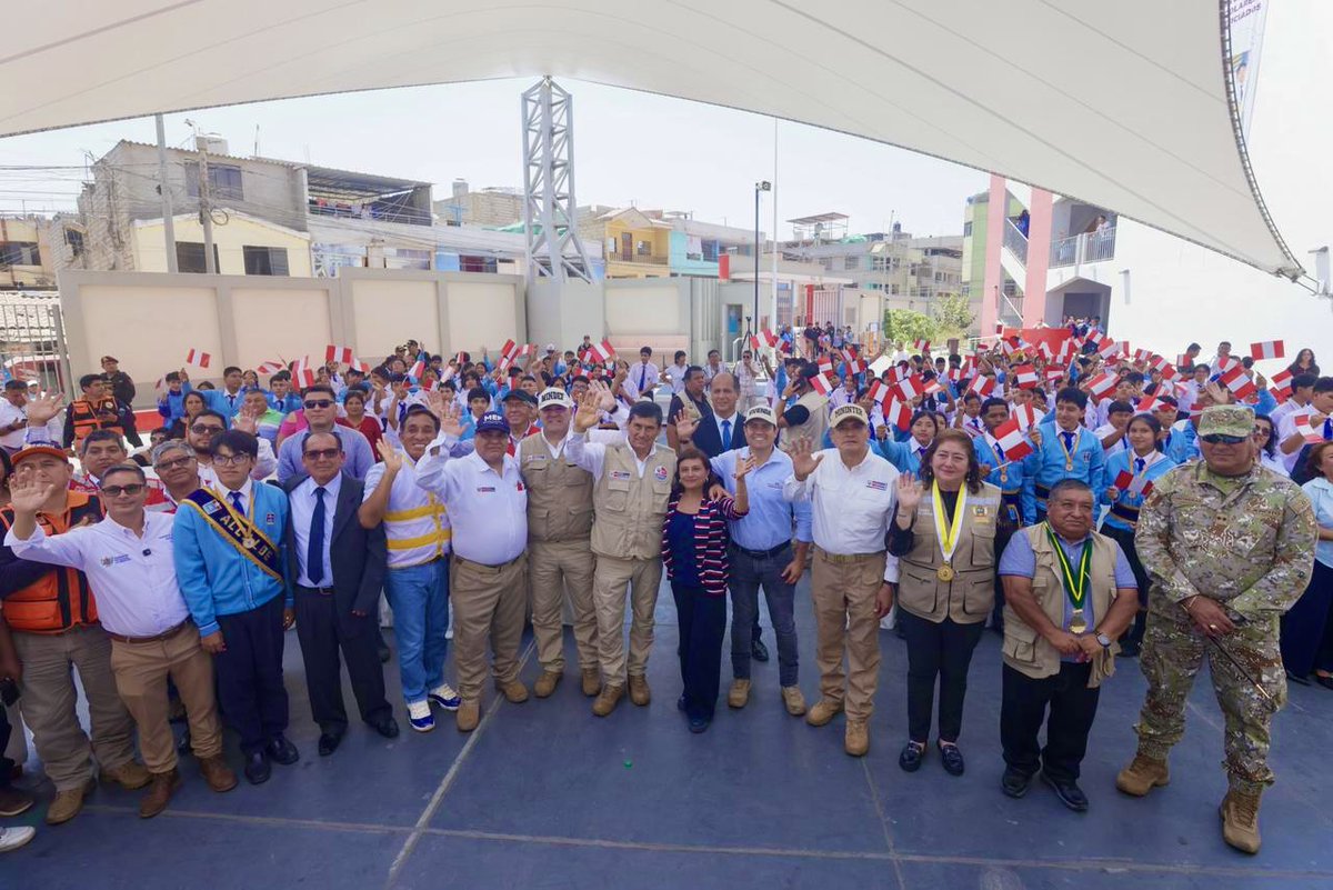 viviendaperu's tweet photo. ✅ ¡El Ejecutivo sigue cerrando brechas en educación en #Ascope!
📌 En el marco de la agenda de trabajo en La Libertad, el ministro de #Vivienda, Wilder Sifuentes Quilcate, acompañó al premier Luis Arroyo Sánchez en la inauguración de la IE Casa Grande, una moderna infraestructura que beneficiará a más de 900 estudiantes de secundaria con espacios dignos y adecuados para su formación.
📌 Con una inversión superior a los S/81 millones, el Gobierno entrega un colegio sismorresistente, equipado con laboratorios y talleres especializados en costura, carpintería, industrias alimentarias, teatro y música, promoviendo una educación integral en ambientes seguros, funcionales y de calidad.
@presidenciaperu