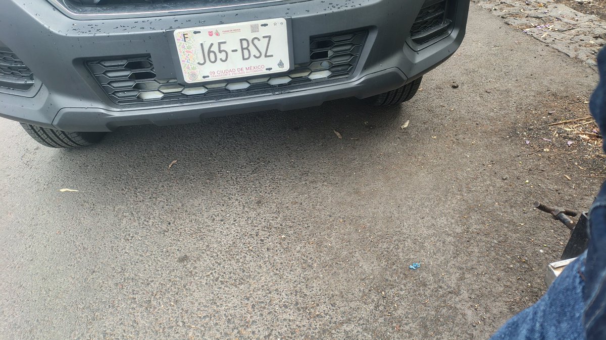 Chrispanchronic's tweet photo. Con total impunidad, funcionarios de la @TlalpanAl se estacionan donde quieren, todo para ir por unos tacos.
Esto ocurre justo en un cruce peatonal, dónde atraviesan niños y familias del CENDI Pemex.
@Gabyosoriohdz @ClaraBrugadaM @GobCDMX @GobiernoMX https://t.co/quTh37qKiC