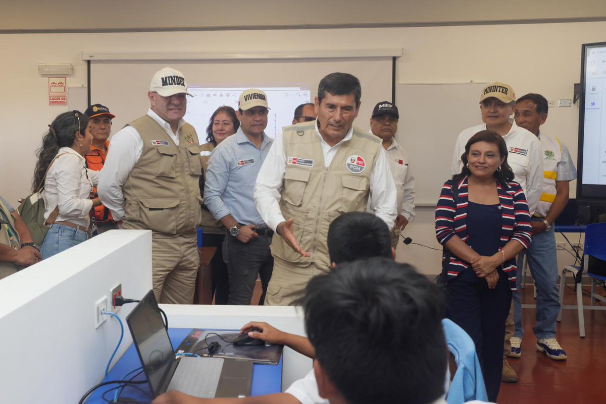 viviendaperu's tweet photo. ✅ ¡El Ejecutivo sigue cerrando brechas en educación en #Ascope!
📌 En el marco de la agenda de trabajo en La Libertad, el ministro de #Vivienda, Wilder Sifuentes Quilcate, acompañó al premier Luis Arroyo Sánchez en la inauguración de la IE Casa Grande, una moderna infraestructura que beneficiará a más de 900 estudiantes de secundaria con espacios dignos y adecuados para su formación.
📌 Con una inversión superior a los S/81 millones, el Gobierno entrega un colegio sismorresistente, equipado con laboratorios y talleres especializados en costura, carpintería, industrias alimentarias, teatro y música, promoviendo una educación integral en ambientes seguros, funcionales y de calidad.
@presidenciaperu