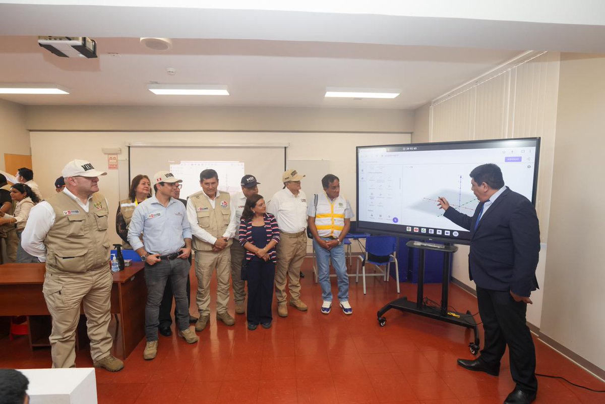 viviendaperu's tweet photo. ✅ ¡El Ejecutivo sigue cerrando brechas en educación en #Ascope!
📌 En el marco de la agenda de trabajo en La Libertad, el ministro de #Vivienda, Wilder Sifuentes Quilcate, acompañó al premier Luis Arroyo Sánchez en la inauguración de la IE Casa Grande, una moderna infraestructura que beneficiará a más de 900 estudiantes de secundaria con espacios dignos y adecuados para su formación.
📌 Con una inversión superior a los S/81 millones, el Gobierno entrega un colegio sismorresistente, equipado con laboratorios y talleres especializados en costura, carpintería, industrias alimentarias, teatro y música, promoviendo una educación integral en ambientes seguros, funcionales y de calidad.
@presidenciaperu