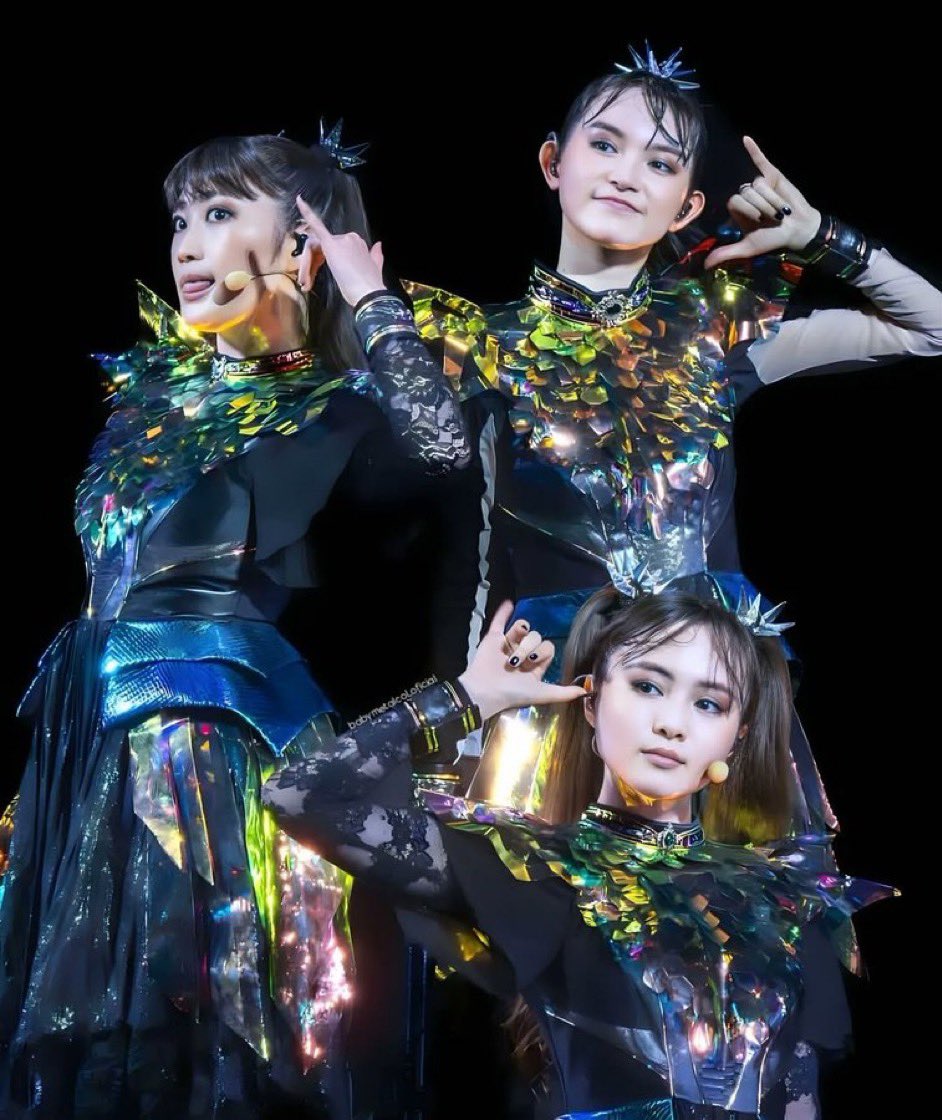 MetalMaruda's tweet photo. モノクロとかKARATEとかのシンガロング

ライト点灯して左右に振ってるときのみなさんのスマホの壁紙がBABYMETALばかりで

ニヤニヤしちゃうw😝

おはようございます😃

#BABYMETAL https://t.co/iET82N3cro