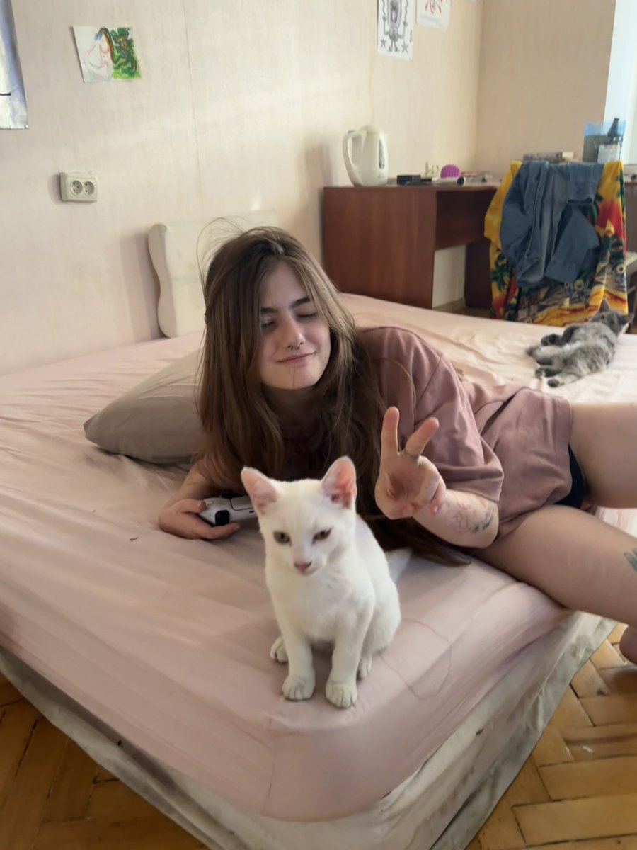 каміла tweet media