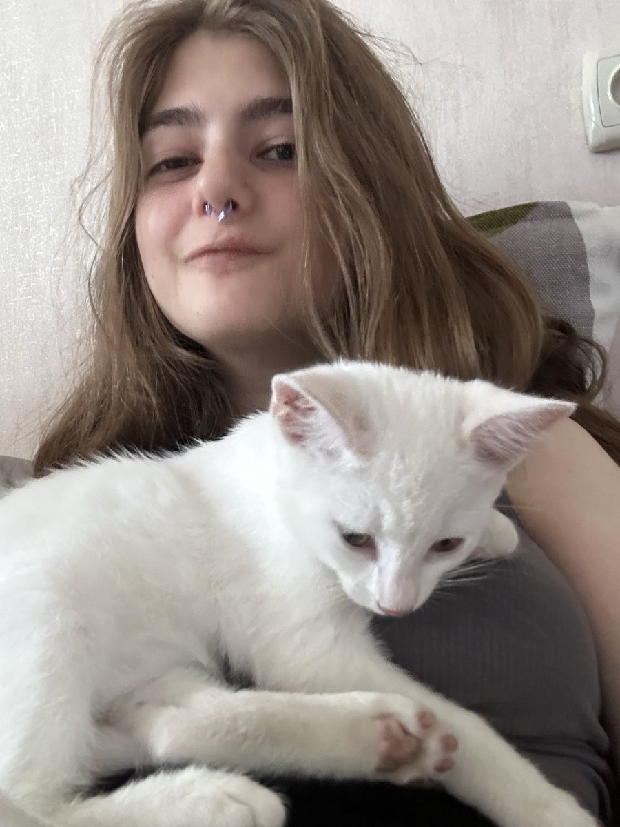 каміла tweet media