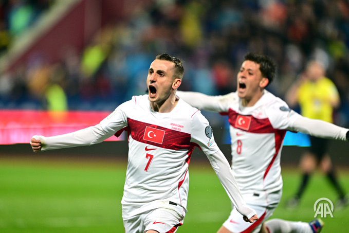 🇹🇷 Türkiye 24 yıl sonra dünya kupasında! 

A Milli  Futbol Takımımız, 2026 FIFA Dünya Kupası Avrupa Elemeleri play-off finalinde deplasmanda Kosova’yı 1-0 mağlup ederek 24 yıl aradan sonra Dünya Kupası vizesini aldı

Ay-yıldızlılar, ABD, Kanada ve Meksika’nın ev sahipliği