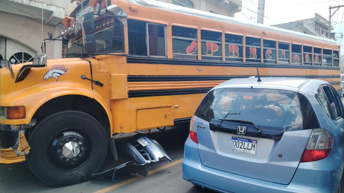 stereo100xela's tweet photo. 🔴 #AHORA | Accidente de tránsito en #Almolonga, #Quetzaltenango, el cual involucra a un bus extraurbano y dos vehículos sedán. No hay reporte de heridos.
Agentes de la Policía Municipal de Tránsito (PMT) trabajan para liberar la vía.
Vía Rubén Jocol
#Stereo100Noticias https://t.co/aioXMWr8pD