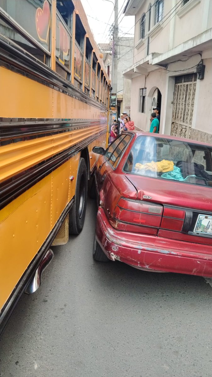stereo100xela's tweet photo. 🔴 #AHORA | Accidente de tránsito en #Almolonga, #Quetzaltenango, el cual involucra a un bus extraurbano y dos vehículos sedán. No hay reporte de heridos.
Agentes de la Policía Municipal de Tránsito (PMT) trabajan para liberar la vía.
Vía Rubén Jocol
#Stereo100Noticias https://t.co/aioXMWr8pD