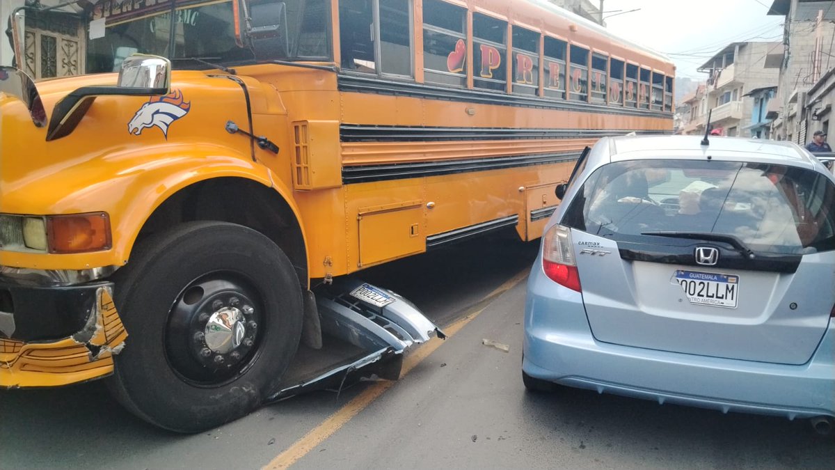stereo100xela's tweet photo. 🔴 #AHORA | Accidente de tránsito en #Almolonga, #Quetzaltenango, el cual involucra a un bus extraurbano y dos vehículos sedán. No hay reporte de heridos.
Agentes de la Policía Municipal de Tránsito (PMT) trabajan para liberar la vía.
Vía Rubén Jocol
#Stereo100Noticias https://t.co/aioXMWr8pD