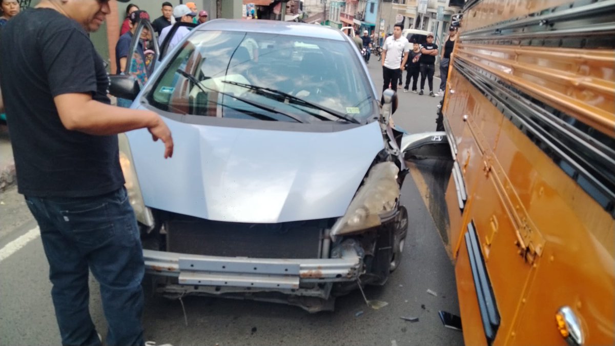 stereo100xela's tweet photo. 🔴 #AHORA | Accidente de tránsito en #Almolonga, #Quetzaltenango, el cual involucra a un bus extraurbano y dos vehículos sedán. No hay reporte de heridos.
Agentes de la Policía Municipal de Tránsito (PMT) trabajan para liberar la vía.
Vía Rubén Jocol
#Stereo100Noticias https://t.co/aioXMWr8pD