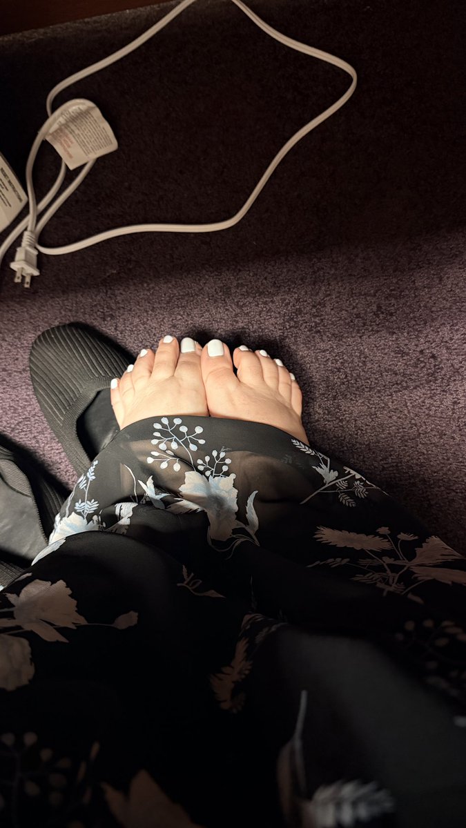 PediPrincess36's tweet photo. Shhhhh can you keep a secret 🤫 don’t tell my boss I’m posting my sweaty feet at work 😊#nsfw #footfetısh #foot https://t.co/KFf10aOIwr