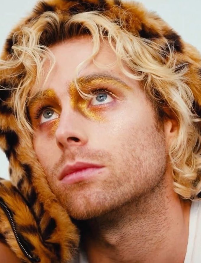 lucy is seeing 5sos! ★ tweet media