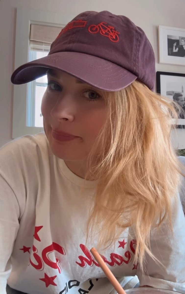 nunca vou cansar de dizer o quanto eu amo quando a alex aparece do mais absoluto nada falando sobre as coisas mais aleatórias possíveis como se a gente fosse íntimo dela!!! ela é preciosa demais