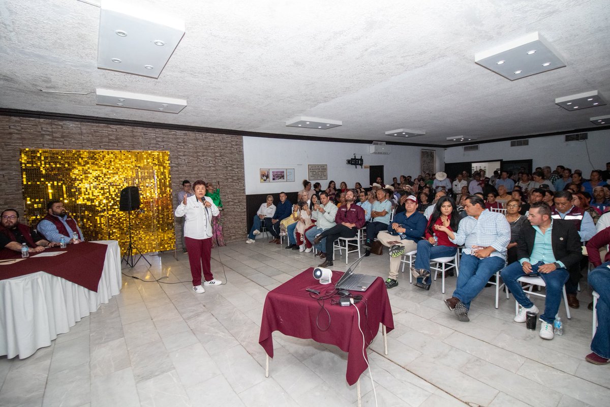 GarciaGaray_L's tweet photo. ¡LA LAGUNA ESTÁ MÁS FUERTE Y UNIDA QUE NUNCA!
Tuvimos la oportunidad de reunirnos con nuestras y nuestros mentores en #GómezPalacio, para compartir los acuerdos y la visión estratégica que definimos en el pasado consejo nacional. 
Para nosotros en @DurangoMorena , la comunicación directa con la militancia es la clave. Informar sobre el rumbo de nuestro movimiento a nivel nacional nos permite caminar con paso firme y en una sola dirección hacia la consolidación del segundo piso de la 4ta Transformación.