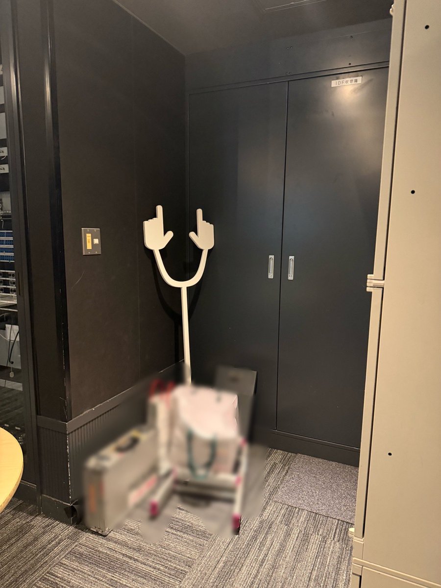 こちらはイマジンの副調整室の奥に現状復帰しました。

オンラインイベントの後、とりあえずここ置いておこう…から5年、もはやオブジェとして溶け込んでいました。
間にリニュアル工事もあったのによく捨てられてなかったし、隠されてなかった。