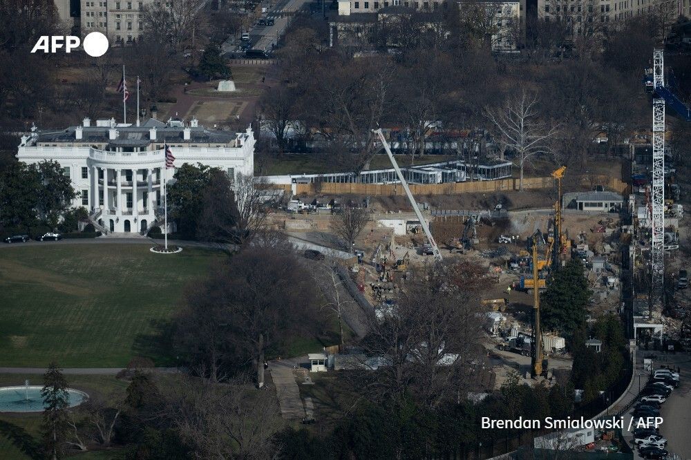 AFP's tweet image. US President Trump is ‘steward’ of the White House but ‘he is not, however, the owner!’ So wrote Judge Richard Leon ordering a halt in construction of the massive ballroom that is the president’s pet project until he gets congressional approval.
u.afp.com/SbWx