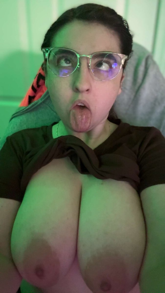 Dumbgirlxcx tweet media