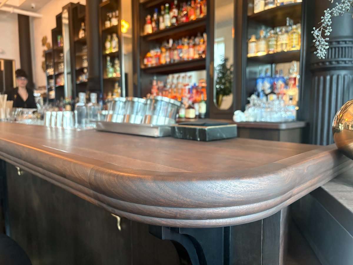 An art deco-inspired seafood restaurant with a showstopping bar top! 

Jon Boo Design crafted this more than 50-foot-long bar top from walnut. It features a stunning edge profile and beautiful curves.

MORE: bit.ly/4s1nyoh

📷: Daniel D'ottavio

#rubiomonocoat